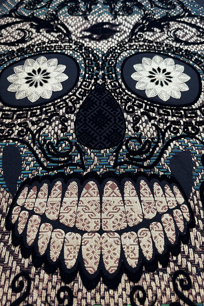 SUDADERA GRUESA CON CAPUCHA NIÑO CALAVERA DORADA